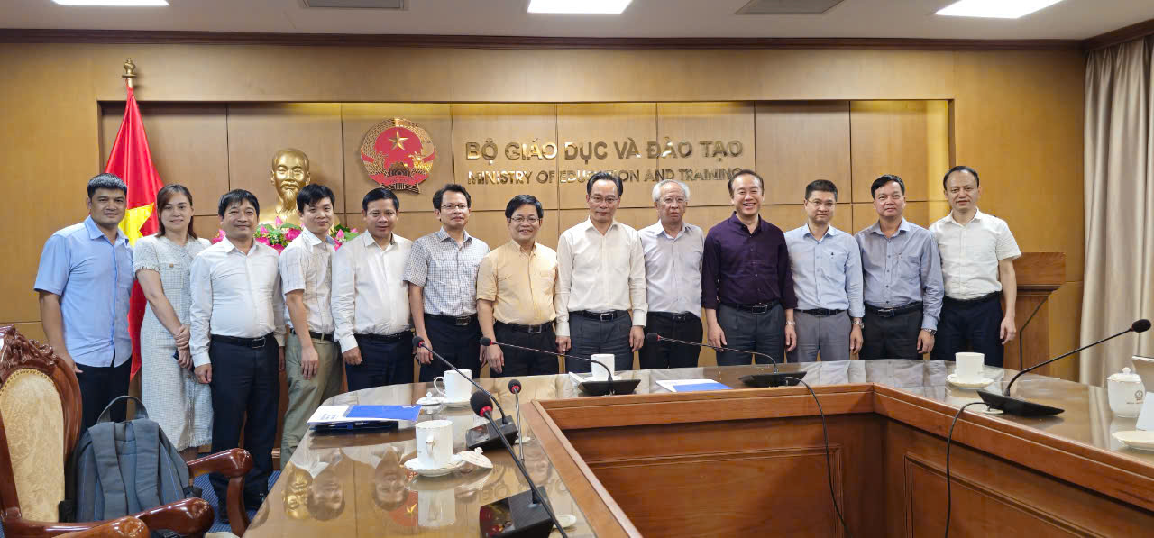 Thứ trưởng Bộ Giáo dục và Đào tạo làm việc với FISU Việt Nam và Hội Tin học Việt Nam